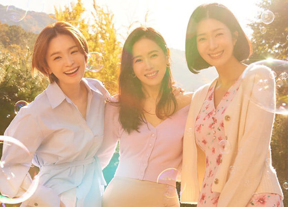 Son Ye Jin, Jeon Mi Do và Kim Ji Hyun đều tươi cười trong poster phim Những Quý Cô Tuổi 39